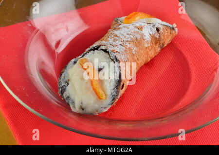 Dessert: Cannolo Siciliano. In einem italienischen Restaurant. Stockfoto