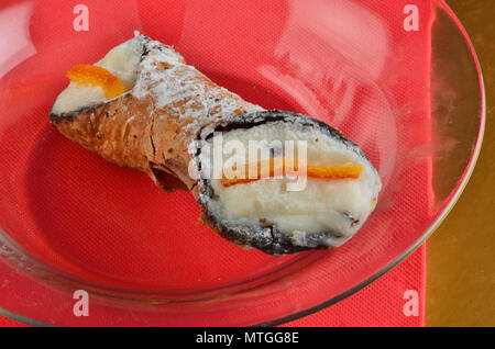 Dessert: Cannolo Siciliano. In einem italienischen Restaurant. Stockfoto