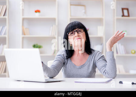 Ältere Frau am Computer zu kämpfen Stockfoto