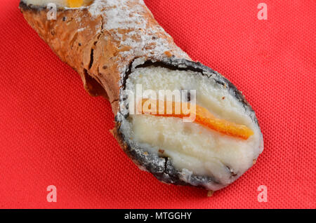 Dessert: Cannolo Siciliano. In einem italienischen Restaurant. Stockfoto