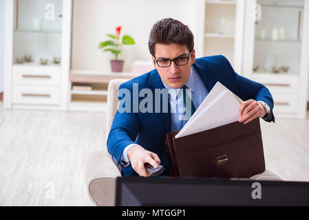 Businesman Fernsehen im Büro Stockfoto