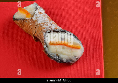 Dessert: Cannolo Siciliano. In einem italienischen Restaurant. Stockfoto