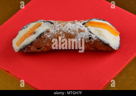 Dessert: Cannolo Siciliano. In einem italienischen Restaurant. Stockfoto