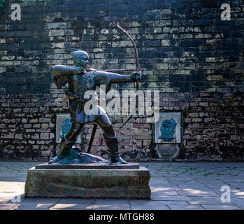 Statue von Robin Hood in Nottingham, Nottinghamshire, Großbritannien am 23. Mai 2018 getroffen Stockfoto