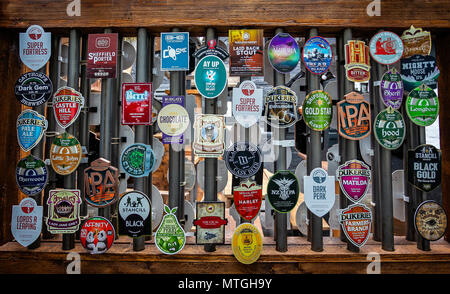 Sammlung von Bierdeckeln an der Wall in der Reise genommen zu Jerusalem Pub, Nottingham, Nottinghamshire, Großbritannien am 24. Mai 2018 Stockfoto