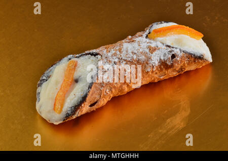 Dessert: Cannolo Siciliano. In einem italienischen Restaurant. Stockfoto