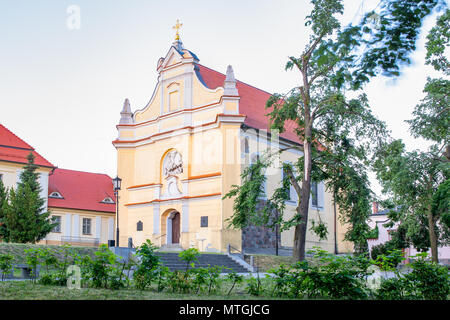 St. George's Kirche in Gnesen, Polen. Altstadt Sakralbauten, Architektur der ersten polnischen Hauptstadt. Abend Schüsse. Stockfoto