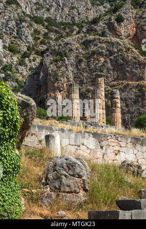 Der Tempel des Apollo in der antiken griechischen archäologischen Stätte von Delphi, Griechenland Stockfoto