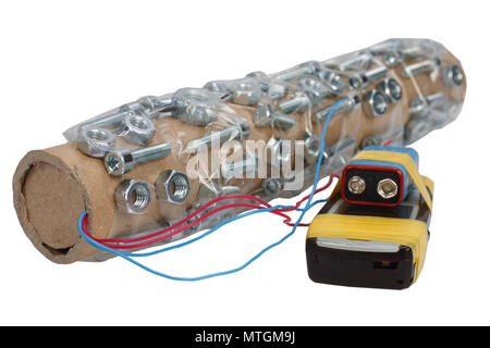 Rohrbombe mit Fragmentierung auf Weiß isoliert Stockfoto