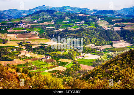 Landschaft Panorama mit Höfen und Häusern und Feldern Stockfoto