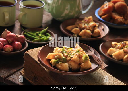 Tahu Gejrot Cirebon. Beliebte Street Food Gericht gebratener Tofu mit zerquetschten Schalotte, Chili, Pfeffer und Sojasauce. Stockfoto