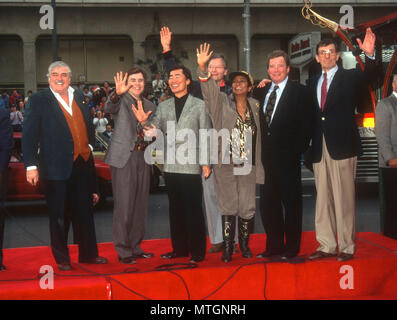 HOLLLYWOOD, CA - 12. Juni: (L-R) Schauspieler James Doohan, Walter Koenig, George Takei, DeForest Kelley, Nichelle Nichols, William Shatner und Leonard Nimoy nehmen an der von 'Star Trek' Hand und Fußabdruck Zeremonie am 12. Juni 1991 im Mann's Chinese Theater in Holllywood, Kalifornien. Foto von Barry King/Alamy Stock Foto Stockfoto