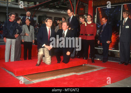 HOLLLYWOOD, CA - 12. Juni: (L-R) Schauspieler DeForest Kelley, Walter Koenig, George Takei, William Shatner und Leonard Nimoy nehmen an der von 'Star Trek' Hand und Fußabdruck Zeremonie am 12. Juni 1991 im Mann's Chinese Theater in Holllywood, Kalifornien. Foto von Barry King/Alamy Stock Foto Stockfoto