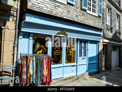 Blau gestrichene Fassade eines kleinen Brocante in einer engen Straße in Morlaix, Bretagne, Frankreich. Stockfoto