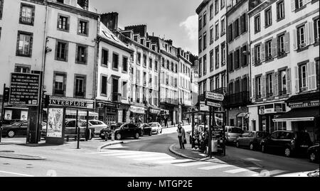 Eine vielbefahrene Kreuzung in Morlaix, Bretagne, Frankreich. Schwarz und Weiß. B&W Stockfoto