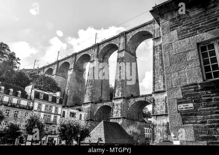 Schichten von Bau aus Stein in der Häuser, Kirchen, und ein Viadukt in Morlaix, Bretagne, Frankreich. Stockfoto