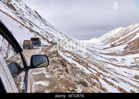 LKW-Konvoi auf Chang La Bergpass in Ladakh Stockfoto