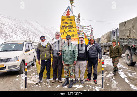 Reisende posieren am Chang La Bergpass in Ladakh Stockfoto