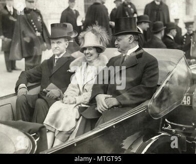 President Coolidge, Frau Coolidge und Senator Curtis auf dem Weg zum Capitol, März 1925 Stockfoto