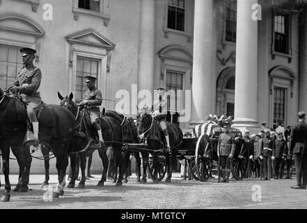 Beerdigung von US-Präsident Warren G. Harding. Pferd Sarg in einer Prozession außerhalb des Weißen Hauses gezogen. 1923 Stockfoto