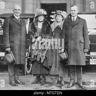 Präsident und Frau Harding und Vice President und Frau Coolidge stehend an der Union Station, bei Ihrer Ankunft für die Einweihung. 1921 Stockfoto