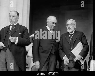 Chief Justice William Howard Taft (links) mit Präsident Warren G. Harding und ehemaliger Sekretär des Krieges Robert Lincoln bei der Einweihung der Lincoln Memorial, 30. Mai 1922 Stockfoto