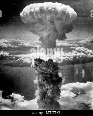 Atomic Cloud erhebt sich über Nagasaki, Japan - Atompilz über Nagasaki nach der Atombombe am 9. August 1945. Von der North West übernommen. Stockfoto