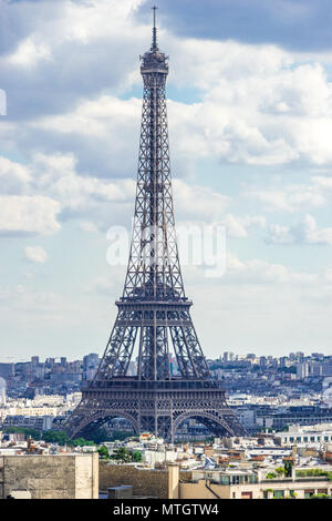 Blick auf den Eiffelturm an einem schönen Sommer von oben auf den Arc de Triomphe Stockfoto