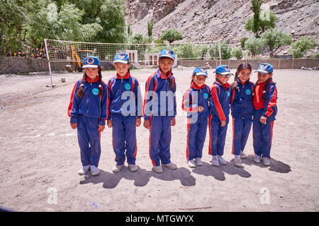 Hanoo-Yogma Dorf und Schule Ladakh Stockfoto