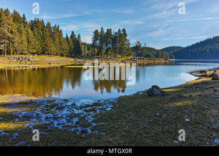 Erstaunliches Panorama von Shiroka Polyana Reservoir, Pasardschik, Bulgarien Stockfoto