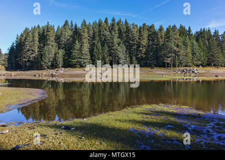 Erstaunliches Panorama von Shiroka Polyana Reservoir, Pasardschik, Bulgarien Stockfoto