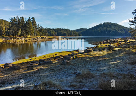 Erstaunliches Panorama von Shiroka Polyana Reservoir, Pasardschik, Bulgarien Stockfoto