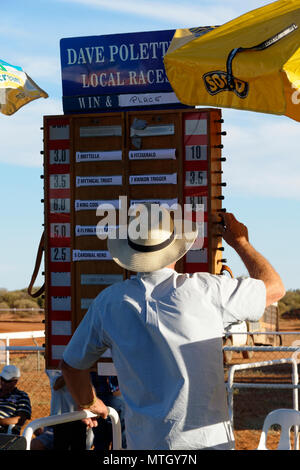 Der Book Maker am Mount Magnet Pferd Rennen treffen, Mt Magnet, Eastern Goldfields, Western Australia Stockfoto