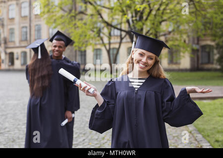 Blonde Absolvent Gefühl unglaublich nach Erhalt Diplom Stockfoto