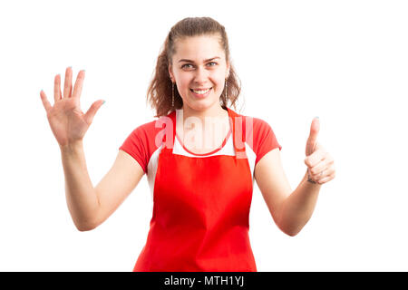 Junge Frau Supermarkt Mitarbeiter oder Lagerhalter angezeigt Nummer Sechs mit Finger zum Zählen Einzelhandel Arbeitnehmer Konzept auf weißem Hintergrund Stockfoto