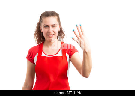 Junge Frau im Supermarkt oder SB-Warenhaus Mitarbeiter angezeigt Nummer vier mit Finger zum zählen Arbeitnehmer Konzept auf weißem Hintergrund Stockfoto