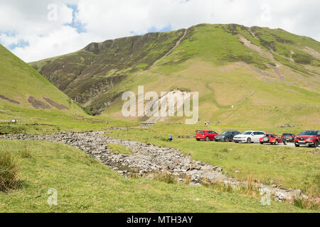 Grau Mares Schwanz Naturschutzgebiet - Wanderer auf Fußweg bis Bran Gesetz im Moffat Hügel bis zu Grau Mares Schwanz Wasserfall und Loch Skeen, Schottland, Großbritannien Stockfoto