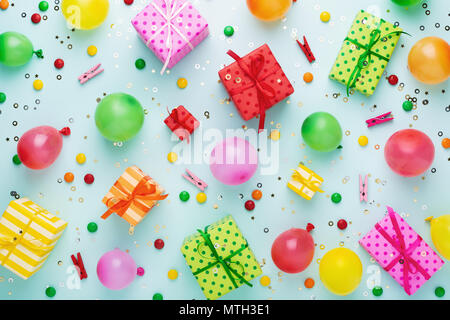 Fashion Party Hintergrund mit bunten Geschenkboxen auf blauem Hintergrund. Geschenkboxen in gestreiften und Polka Dots bunte Papier gewickelt und gebunden mit Bögen. Stockfoto