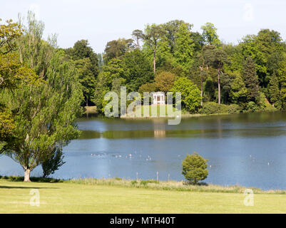 Dorische Tempel und den See, Bowood Haus und Gärten, Calne, Wiltshire, England, Großbritannien Stockfoto