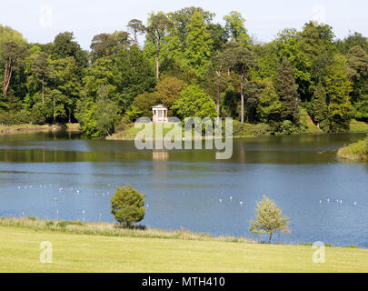 Dorische Tempel und den See, Bowood Haus und Gärten, Calne, Wiltshire, England, Großbritannien Stockfoto