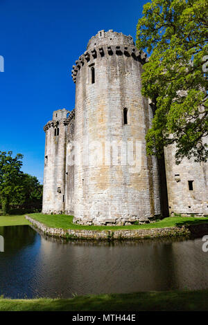 Historische steinerne Ruinen und Graben von nunney Schloss, Somerset, England, Großbritannien Stockfoto