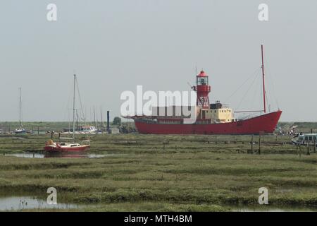 Roten Feuerschiff an Tollesbury Wick Marina gesehen aus der ganzen saltmarsh. Platz für Kopieren. Kein Eigentum oder Model Release. Stockfoto