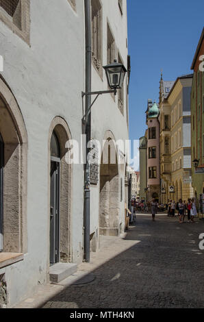Einige Leute nennen es "Italiens nördlichste Stadt", andere bevorzugen Regensburg als "Deutschlands mittelalterliche Wunder" zu beschreiben. Stockfoto