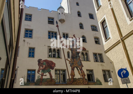 Der Goliath Haus mit seinem Gemälde der Kampf zwischen David und Goliath, ist eines der Wahrzeichen der UNESCO-Welterbe Stadt Regensburg. Stockfoto