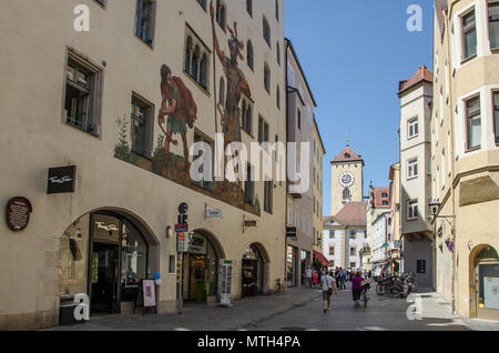 Der Goliath Haus mit seinem Gemälde der Kampf zwischen David und Goliath, ist eines der Wahrzeichen der UNESCO-Welterbe Stadt Regensburg. Stockfoto