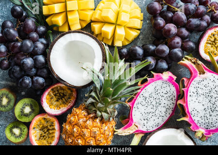 Auswahl an exotischen tropischen Früchten. Maracuja, Drachenfrucht, Mango, Ananas, Kiwi, Trauben und Kokosnuss. Frische Lebensmittel Hintergrund. Das gesunde Essen, ve Stockfoto