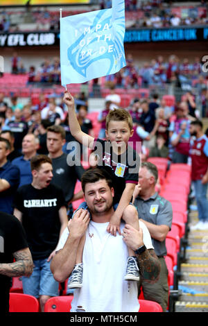 Aston Villa Fans auf den Tribünen zeigen ihre Unterstützung während der Sky Bet Meisterschaft finale im Wembley Stadion, London. Stockfoto