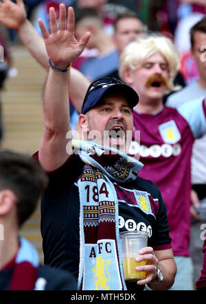 Aston Villa Fans auf den Tribünen zeigen ihre Unterstützung während der Sky Bet Meisterschaft finale im Wembley Stadion, London. Stockfoto