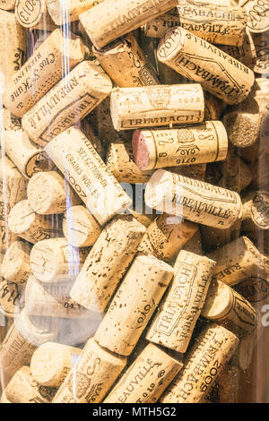 Viele Weinkorken werden als Hintergrund, Frankreich, Elsass verstreut. Juli 25, 2017 Stockfoto