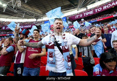 Aston Villa Fans auf den Tribünen zeigen ihre Unterstützung während der Sky Bet Meisterschaft finale im Wembley Stadion, London. Stockfoto